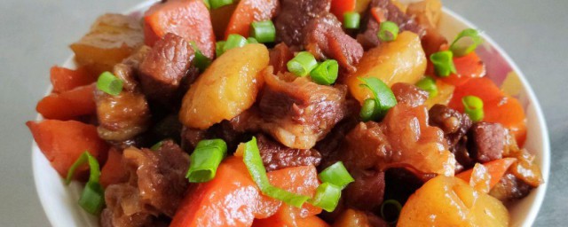 川味土豆炖牛腩怎样做 川味土豆炖牛腩这道菜的做法简介