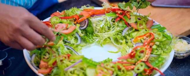蔬菜沙拉鸡毛菜的怎样做 怎样做蔬菜沙拉鸡毛菜