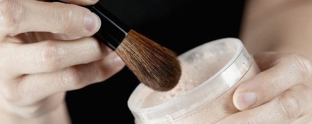 高光散粉的涂抹要领 关于高光散粉的使用方法介绍