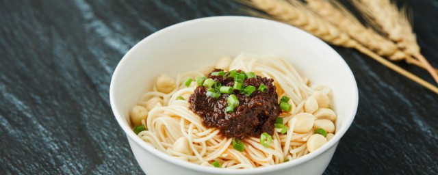 杂酱家常制作技巧 万能肉酱浇头的做法分享