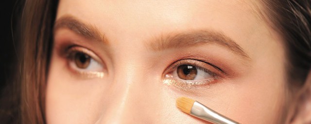 耷拉眼角化妆技巧 盘点垂眼化妆技巧