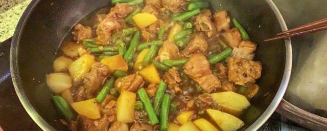 猪排骨炖土豆豆角 做好吃的排骨炖土豆豆角的步骤