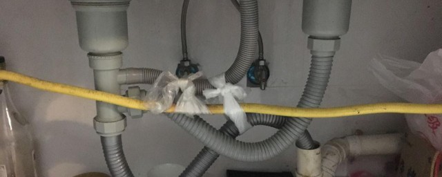 洗菜池下水道的水为什么往上冒 洗菜池下水道的水往上冒的原因
