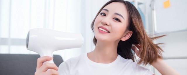 吹风机卷发打理小妙招 怎样使用吹风机打理卷发