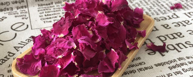 阿胶糕用的玫瑰花瓣是干的吗 阿胶糕用的玫瑰花瓣是不是干的