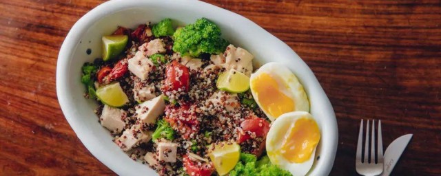 杏仁芹菜鸡肉沙拉怎样做 制作杏仁芹菜鸡肉沙拉的技巧