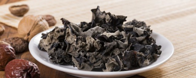 黄芽菜黑木耳炒肉片如何做 黄芽菜黑木耳炒肉片的烹饪要领