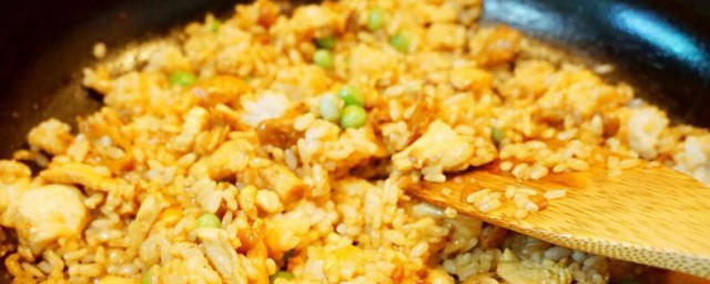 鸡肉凤尾菇炒饭怎样做 凤尾菇鸡肉炒饭的做法次序