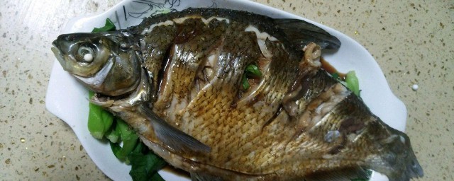 清蒸素鳊鱼怎样做 清蒸素鳊鱼的做法次序
