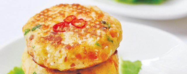 鲑鱼葱花煎饼怎样做 鲑鱼葱花煎饼的制作过程