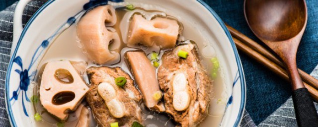 莲藕香菇鲜鸡汤如何做 莲藕香菇鲜鸡汤的烹饪要领