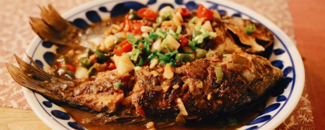 麻辣香煎鲫鱼怎样做 麻辣香煎鲫鱼的烹饪技巧