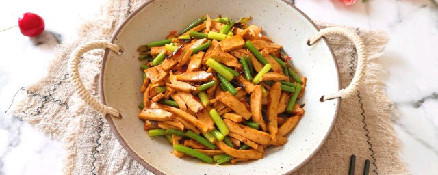 猪肉炒蒜苗香干如何做 猪肉炒蒜苗香干做法介绍