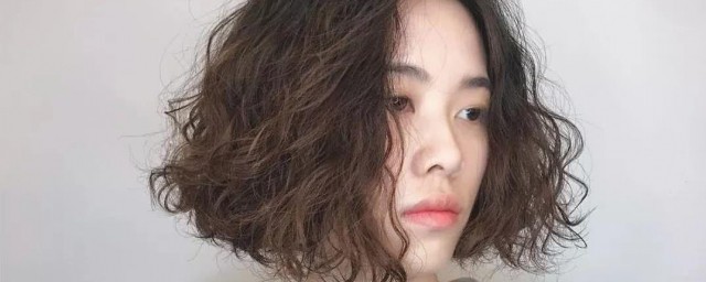 刚烫的头发太卷了怎样变自然点 刚烫的头发太卷了变自然点技巧