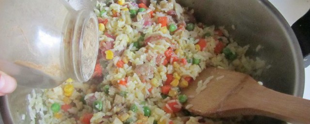 腊肠杂蔬炒饭怎么做 如何做腊肠杂蔬炒饭