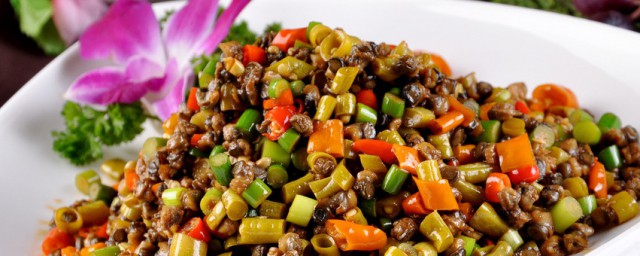 香辣酸豆角炒鸡胗怎样做 香辣酸豆角炒鸡胗的烹饪技巧