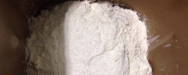 高筋粉怎样变成低筋粉 高筋粉变成低筋粉的技巧