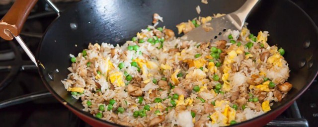 鸡肉豌豆菠萝炒饭 鸡肉豌豆菠萝炒饭如何做好吃