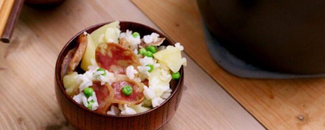 香肠土豆焖饭的做法 香肠土豆焖饭怎样做好吃