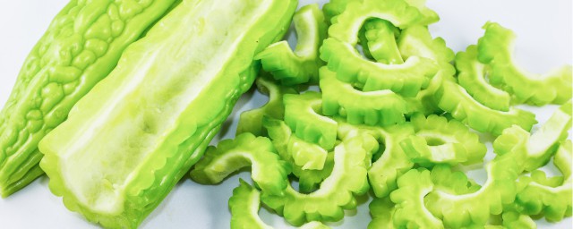 苦瓜玉米排骨汤做法 苦瓜玉米排骨汤的烹饪技巧