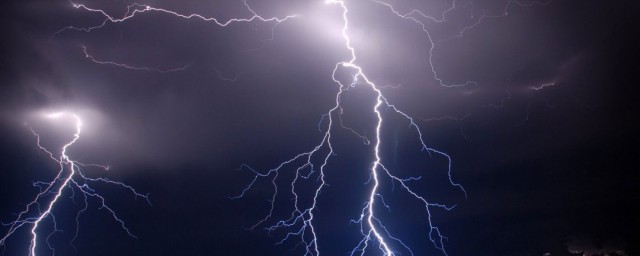 打雷时先看到闪电还是先听到雷声 先看到闪电还是先听到雷声打雷的时候