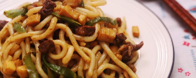 牛肉炒乌冬面怎么做 制作牛肉炒乌冬面的方式