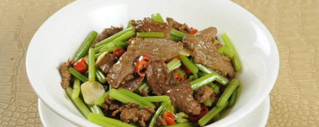芹菜烩牛肉怎样做 芹菜烩牛肉的做法