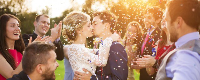 婚礼上给新人的祝福词 祝福新人结婚的话怎样说