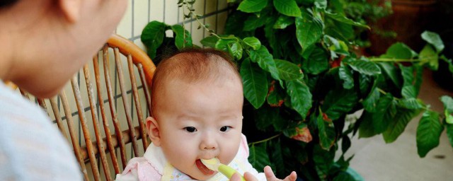 小孩子几月吃辅食 宝宝适合几个月吃辅食呢