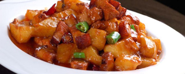 红烧肉炖小土豆怎样做 制作红烧肉炖小土豆的技巧