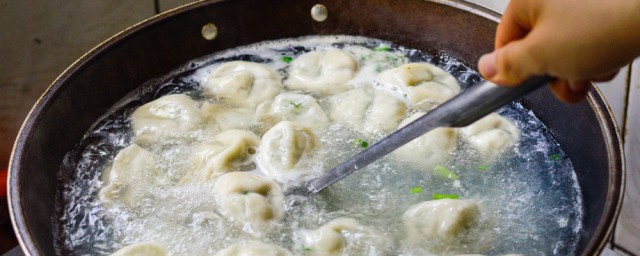 怎么煮饺子不粘锅不破皮 学会这几个要领煮出的饺子个个完整