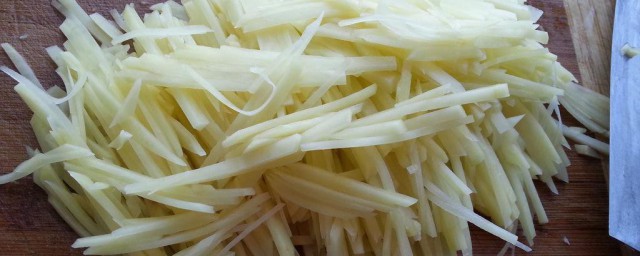 土豆切了变黑可以吃吗 土豆切了变黑是否可以吃