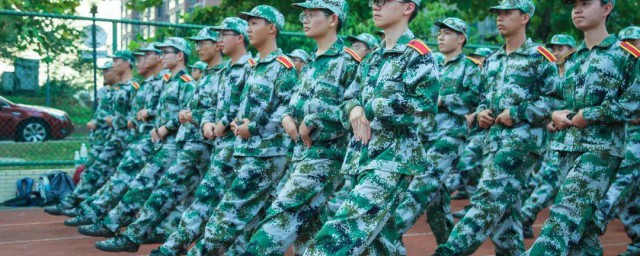 踢正步定腿技巧 练习正步的主要事项