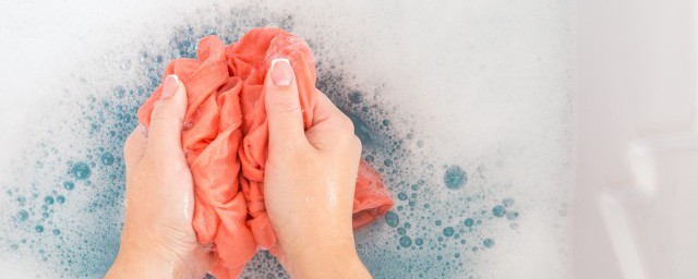 消毒水染上衣服了怎样洗掉 消毒水染上衣服了怎样处理