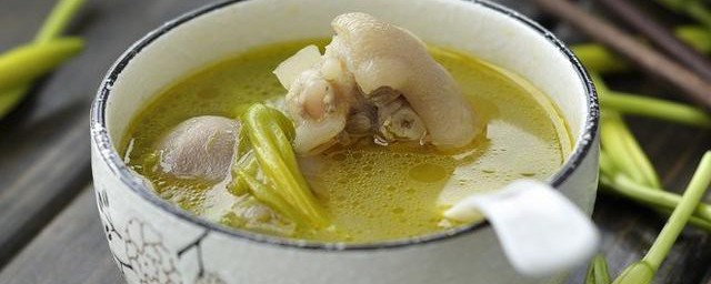 猪蹄黄花菜汤怎样做下奶 做猪蹄黄花菜汤的技巧