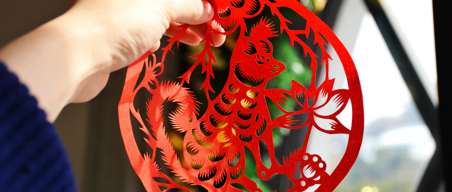窗花沾到玻璃上的胶如何去除