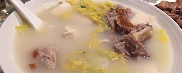 成品烧鸭如何加工成菜好吃又简单 制作烤鸭汤的方式