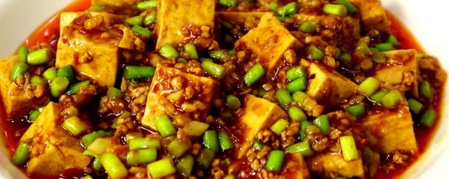 蒜苗炒红豆腐怎样炒好吃简单 怎样做蒜苗炒豆腐