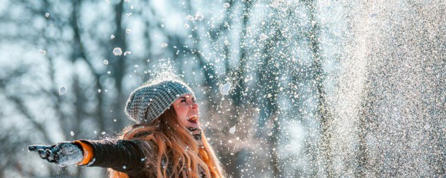 我慢慢的听雪落下的声音是哪首歌 我慢慢的听雪落下的声音出自哪首歌曲