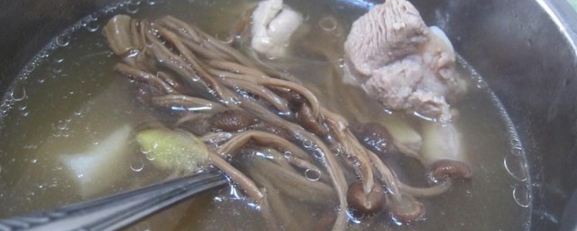 茶树菇煲排骨如何弄 茶树菇煲排骨的做法介绍
