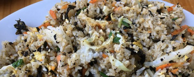 怎样做紫菜糯米炒饭 紫菜糯米炒饭的做法