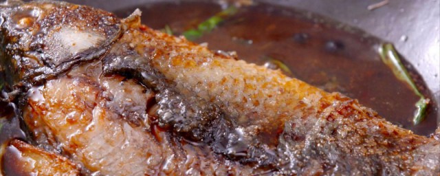 葱烤鲫鱼做法 关于葱烤鲫鱼的制作方式