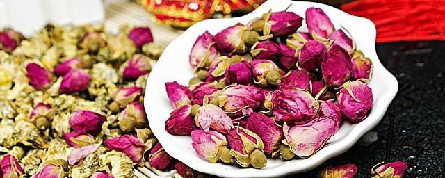 白梅花和玫瑰花泡水喝的功效 白梅花和玫瑰花泡水喝有什么功效