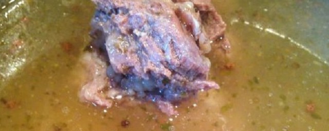 牛骨头汤如何炖得汤清有回甘 牛骨清汤制作办法——汤色明亮、味道鲜甜回甘
