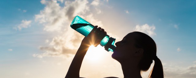 塑料的原材料是石油吗 塑料的原材料是不是石油