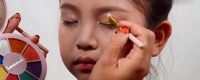 儿童简单眼妆教程 怎么给儿童化眼妆
