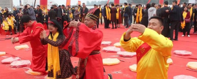 三跪九叩怎样做 三跪九叩做法简介