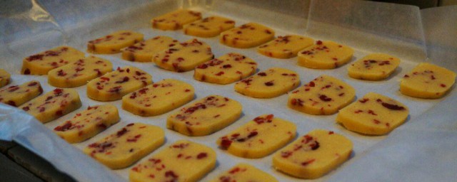 怎样让饼干不沾烤盘 防止饼干不沾烤盘的前提次序