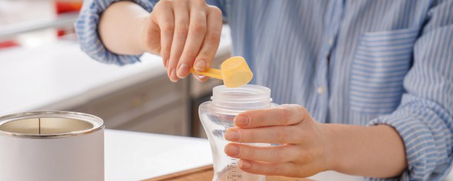 断奶如何让宝宝适应吃奶粉 断奶之后让孩子适应吃奶粉的方式