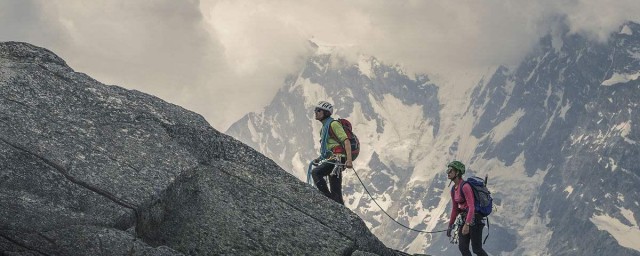 爬山下雨说说心情短语 介绍爬山下雨说说心情短语